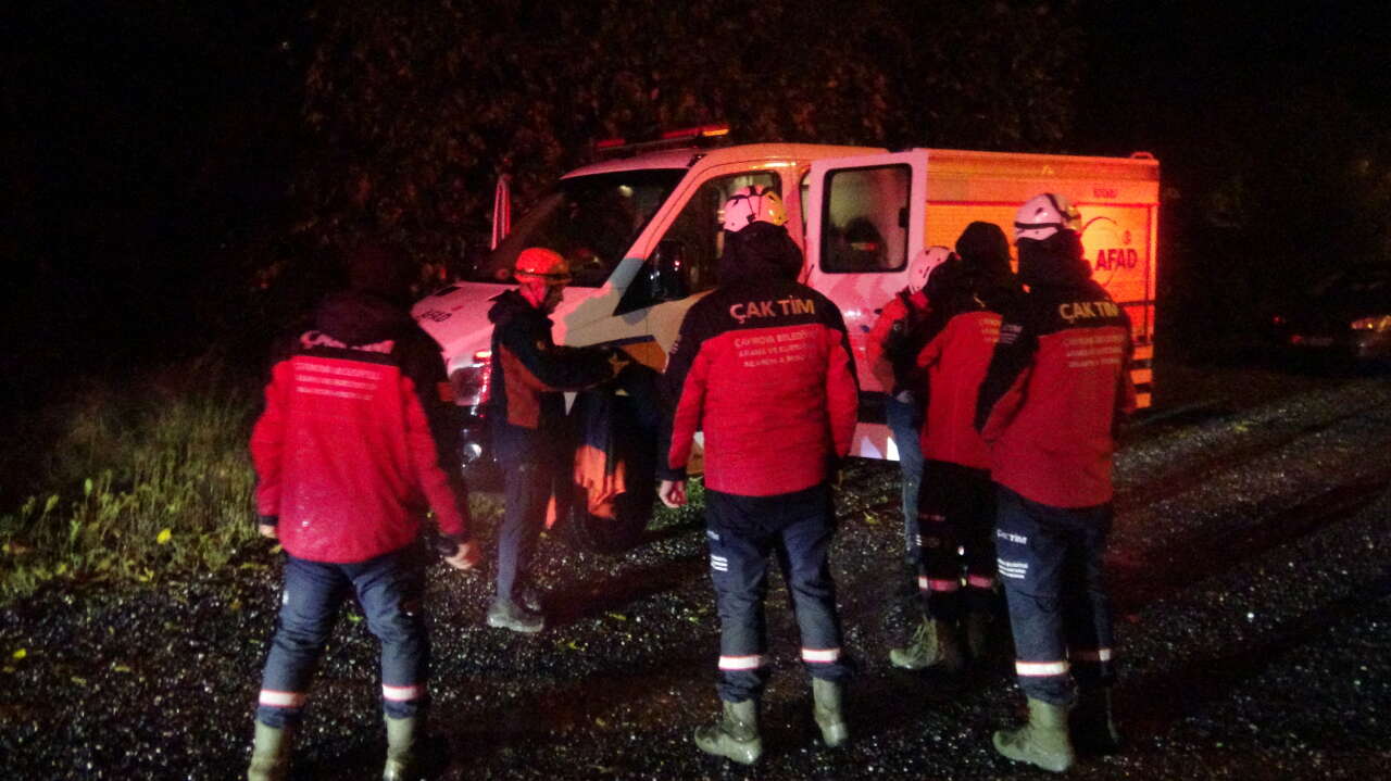 Cip dereye uçtu! Sürücü kurtuldu, 2 kişi kayıp 3